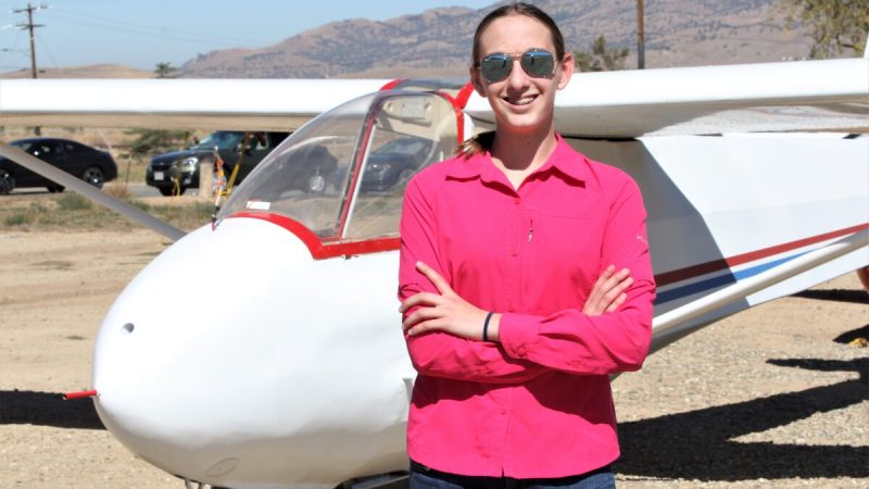 Грейс Стампф, 14 лет, позирует рядом с планером после урока в лётной школе Skylark North Glider в Техачапи, Калифорния. Она надеется стать инструктором по полётам. (Linda K.C. Reynolds) | Epoch Times Россия
