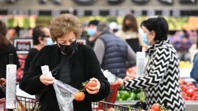 Опрос: одному из семи пожилых американцев не хватает денег на еду из-за инфляции