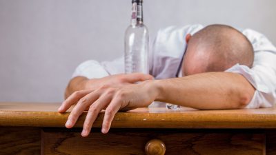 Эксперт назвала симптомы алкогольного опьянения, опасные для жизни