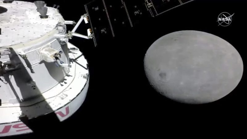 В этом материале NASATV показано, как космический корабль НАСА «Орион» приближается к Луне 21 ноября 2022 года. Фото: NASA via AP | Epoch Times Россия