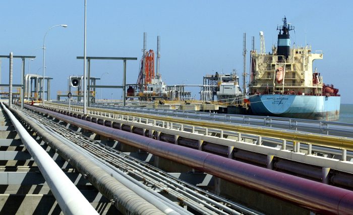 Администрация Байдена разрешила компании Chevron возобновить откачку нефти в Венесуэле