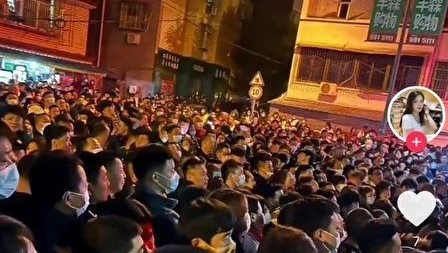 Сотни разгневанных родителей протестуют у полицейского участка из-за издевательств над 13-летней ученицей в средней школе в Цзычжоу, провинция Сычуань, 20 ноября 2022 года. Скриншот : Online video/Screenshot / The Epoch Times) | Epoch Times Россия