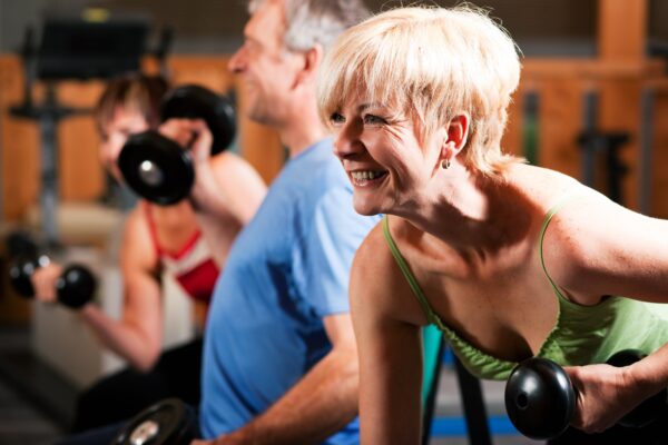 Поднятие тяжестей, отжимания и другие силовые упражнения способствуют увеличению размеров и силы мышц. (Kzenon/Shutterstock)