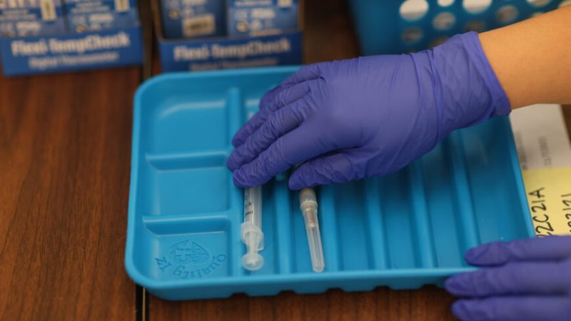 Медицинский работник готовит вакцины Moderna COVID-19 в клинике во Флориде 20 мая 2021 года. (Joe Raedle/Getty Images) | Epoch Times Россия
