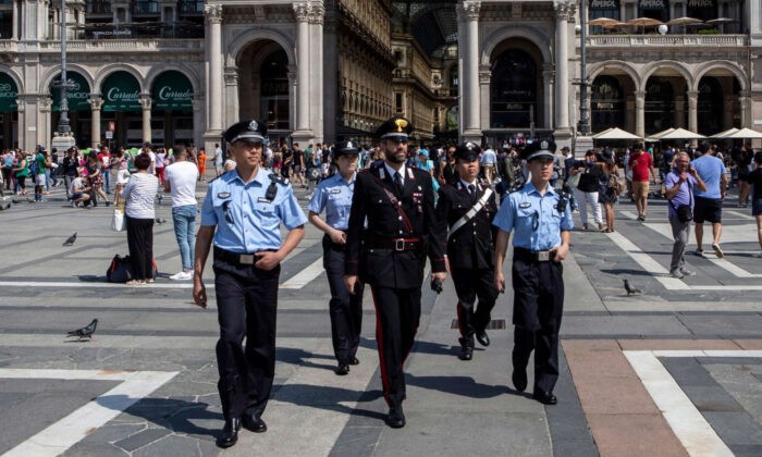 Итальянские карабинеры и китайские полицейские вместе патрулируют в Милане в 2018 году. (Emanuele Cremaschi/Getty) | Epoch Times Россия