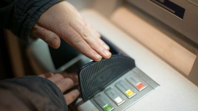 Сбербанк отключил перевод в другие банки через банкоматы