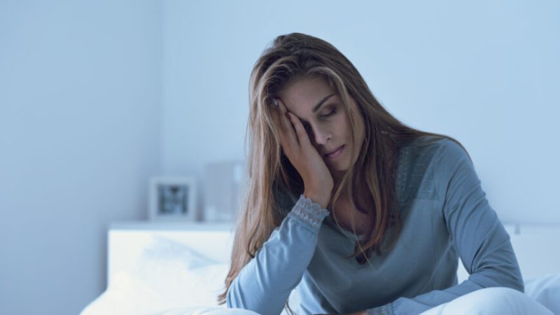 Стресс и негативные эмоции вызывают повышение уровня цитокинов, что впоследствии усугубляет нарушения сна. (Shutterstock/Stock-Asso) | Epoch Times Россия