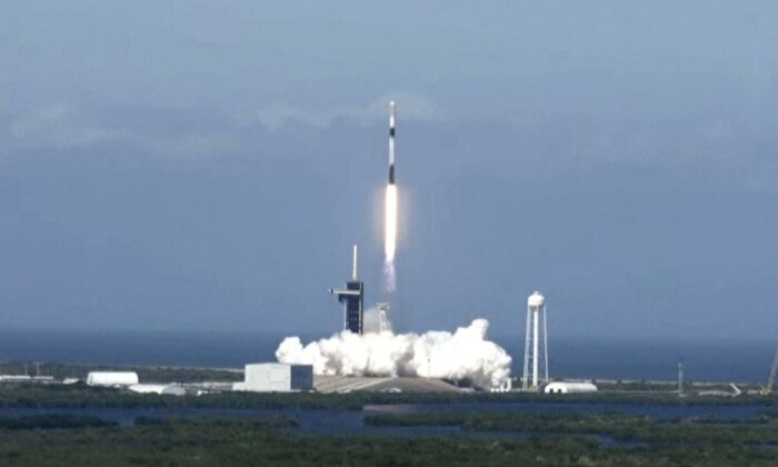 Ракета Falcon 9 с партией из 49 спутников Starlink стартовала в Космическом центре Кеннеди на мысе Канаверал, штат Флорида, 3 января 2022 года, скриншот. (SpaceX via AP/Screenshot via The Epoch Times) | Epoch Times Россия