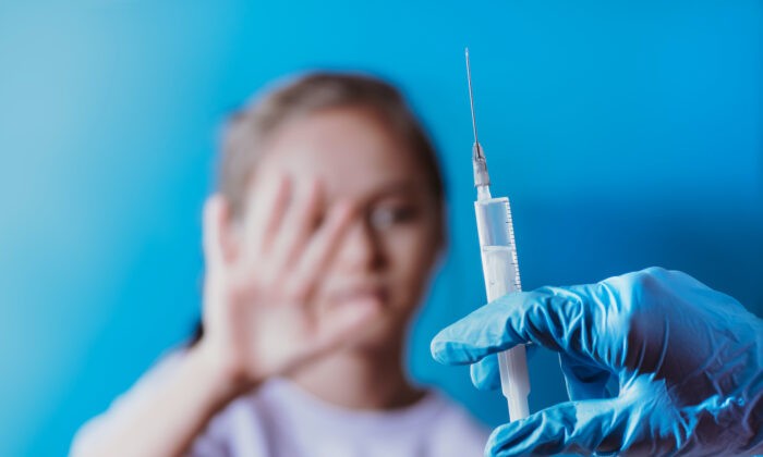 Ребенок отказывается от вакцинации. (Nataliia Maksymenko/Shutterstock) | Epoch Times Россия