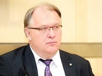Раймонд Паулс на день рождения получил Филиппинского жука Арвидс Баршевский. (bnn.lv)