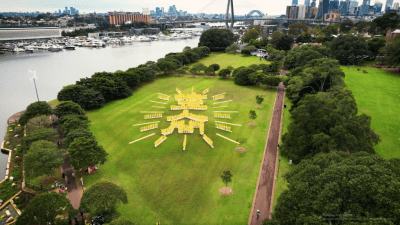 Сотни последователей Фалунь Дафа собрались в Сиднее, чтобы сформировать живую картину