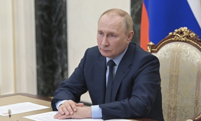Владимир Путин объявил временное прекращение огня в Украине Президент России Владимир Путин на совещании в режиме телеконференции в Москве, Россия, 22 августа 2022 года. (Pavel Byrkin/Sputnik/Kremlin pool, photo via AP)
| Epoch Times Россия