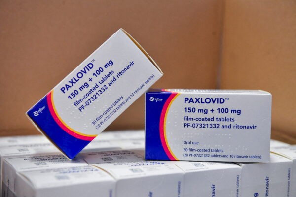 Таблетки для лечения COVID-19 Paxlovid в коробках в больнице Misericordia в Гроссето, Италия, 8 февраля 2022 г. (Jennifer Lorenzini/Reuters)