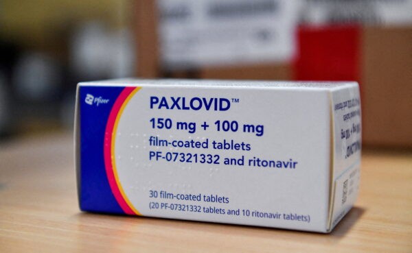 Таблетка для лечения COVID-19 Paxlovid в коробке в больнице Misericordia в Гроссето, Италия, 8 февраля 2022 года. (Jennifer Lorenzini/Reuters)