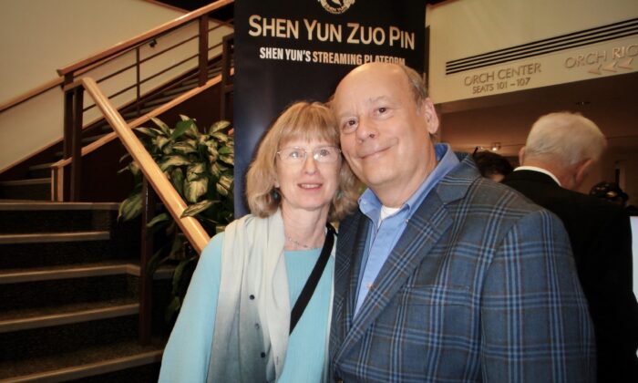 Джо и Лори Депаоло посмотрели шоу Shen Yun Performing Arts в Центре исполнительских искусств Кёртиса М. Филлипса 3 января 2023 года. (Dongyu Teng/The Epoch Times) | Epoch Times Россия