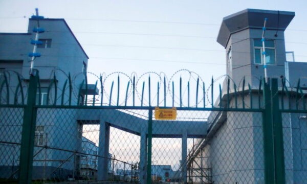 Забор по периметру окружает центр принудительного перевоспитания в Дабаньчэне, регион Синьцзян, Китай, 4 сентября 2018 г. (Thomas Peter/Reuters)