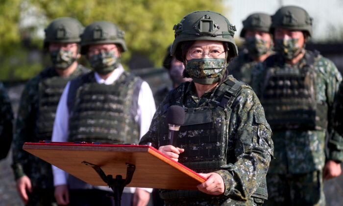 Президент Тайваня Цай Инвэнь посещает армейский резерв во время учений в Наньшипу, Тайвань, 12 марта 2022 года. (Ann Wang/Reuters)
 | Epoch Times Россия