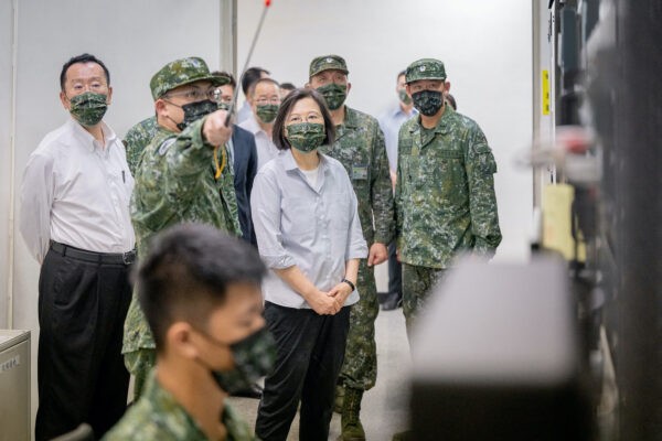 Президент Тайваня Цай Инвэнь посещает солдат на военной базе в Новом Тайбэе, Тайвань, 23 августа 2022 г. (Taiwan Presidential Office/Handout via Reuters)