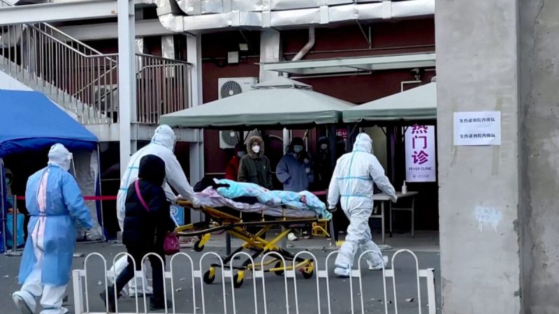 Медицинский персонал переводит пациента в инфекционную клинику больницы Чаоян в Пекине, Китай, 13 декабря 2022 г. (Reuters TV via Reuters) | Epoch Times Россия
