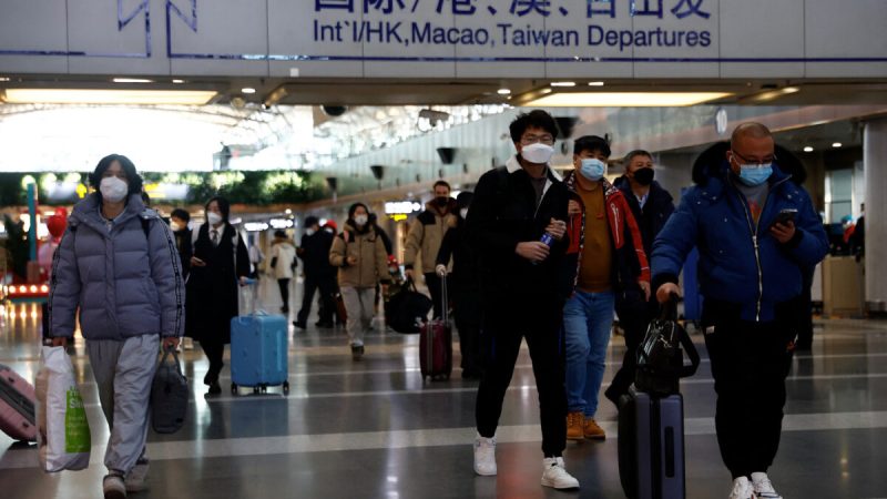 Путешественники со своим багажом в международном аэропорту Beijing Capital в Пекине, 27 декабря 2022 года. (Tingshu Wang/Reuters) | Epoch Times Россия