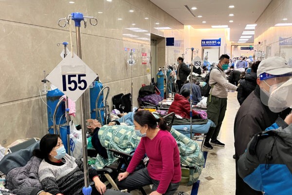 Коридор отделения неотложной помощи больницы Чжуншань заполнен лежачими больными во время вспышки COVID-19 в Шанхае, Китай, 3 января 2023 года. (REUTERS/Staff)