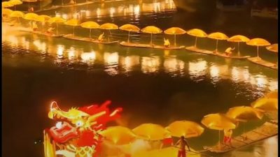 Китай встречает Новый год парадом «Золотых драконов» (видео)