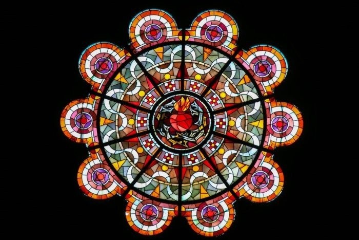 Самый главный витраж в базилике символизирует Святейшее Сердце Христа в центре. Круглое окно украшено красными кругами снаружи и замысловатыми секциями, окружающими центральное изображение. В центре окна красным цветом изображено священное сердце.(jorisvo/Shutterstock)