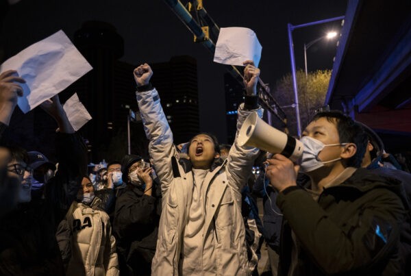 Протестующие выкрикивают лозунги во время акции протеста против строгих мер Коммунистической партии Китая в Пекине, Китай, 28 ноября 2022 года. (Kevin Frayer/Getty Images)