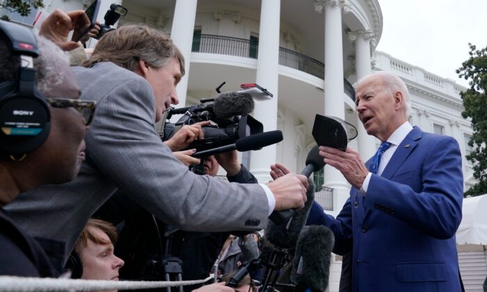 Президент Джо Байден беседует с журналистами за пределами Белого дома в Вашингтоне 4 января 2023 года на Южной лужайке. (AP Photo/Susan Walsh)
 | Epoch Times Россия