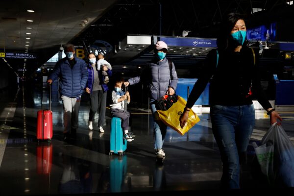 Путешественники со своим багажом в международном аэропорту Пекин Столичный на фоне вспышки COVID-19 в Пекине, Китай, 27 декабря 2022 года. (Tingshu Wang/Reuters)