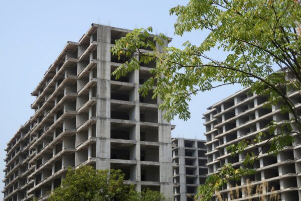 Недостроенные многоквартирные дома стоят в жилом комплексе, построенном Jiadengbao Real Estate в Гуйлине, регион Гуанси-Чжуан, Китай, 17 сентября 2022 года. (Eduardo Baptista/Reuters)