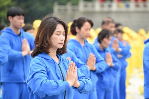 Практикующие Фалуньгун выполняют упражнения во Всемирный день Фалунь Дафа, в Тайбэе, Тайвань, 1 мая 2021 года. (Sun Hsiang-yi/The Epoch Times)