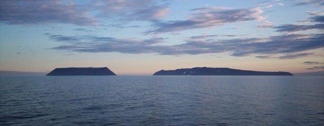 Остров Малый Диомед (слева) и остров Большой Диомед в Беринговом море. (Dave Cohoe/CC BY 3.0)