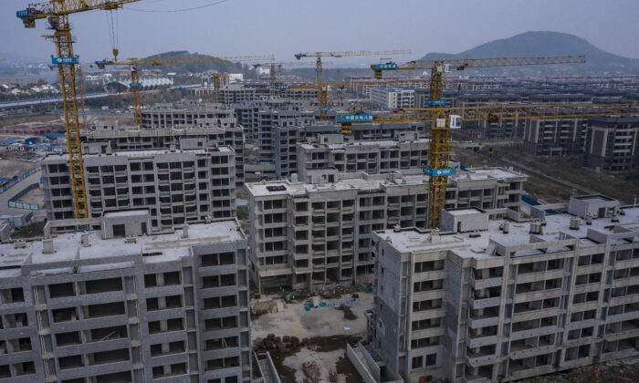 Недостроенные многоквартирные дома в комплексе Health Valley China Evergrande Group на окраине Нанкина, Китай, 22 октября 2021 года. (Qilai Shen/Bloomberg via Getty Images)
