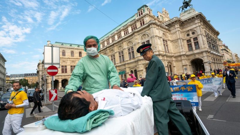 Акция протеста против импорта человеческих органов из Китая в Австрию, 1 октября 2018 года. Практикующие Фалуньгун в Вене, Австрия, инсценируют извлечение органов у заключённых последователей этой практики в Китае. (JoeKlamar/AFPviaGettyImages) | Epoch Times Россия