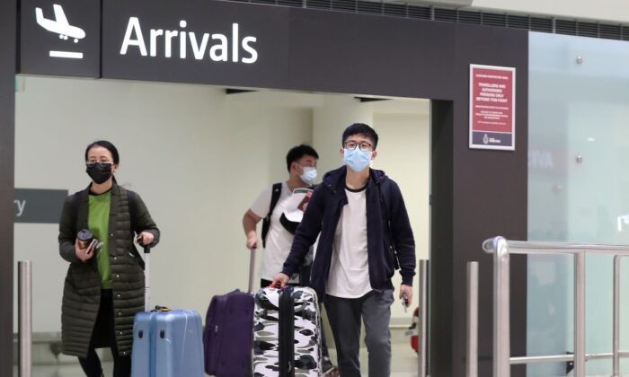 Пассажиры из Китая прибывают в международный аэропорт Перта, Австралия, 2 февраля 2020 года. (Paul Kane/Getty Images)
 | Epoch Times Россия