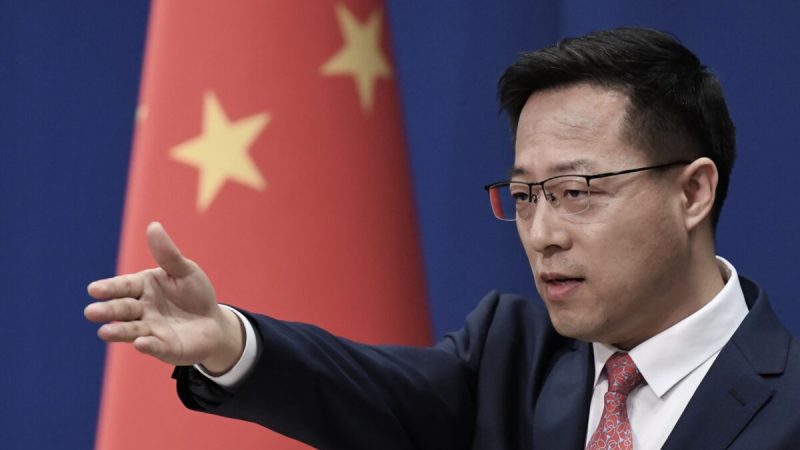 Официальный представитель Министерства иностранных дел Китая Чжао Лицзянь отвечает на вопрос на ежедневном брифинге для СМИ в Пекине 8 апреля 2020 года. (Greg Baker/AFP via Getty Images) | Epoch Times Россия