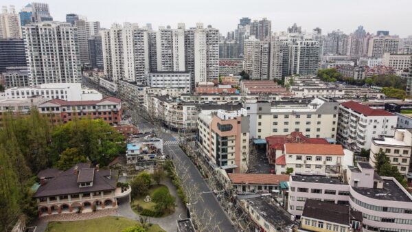 Вид с воздуха на жилой район во время второго этапа изоляции от пандемии в районе Цзинъань, Шанхай, 5 апреля 2022 года. (Hector Retamal/AFP via Getty Images)