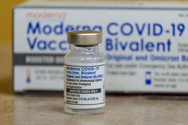Бивалентная вакцина Moderna COVID-19. (Ringo Chiu/AFP via Getty Images)