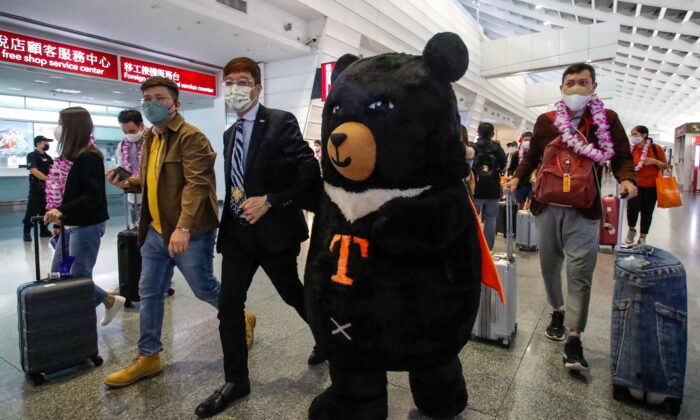 Талисман и чиновник приветствуют группу пассажиров из Таиланда в международном аэропорту Таоюань 13 октября 2022 года, после того как Тайвань вновь открыл свои границы, отменив обязательный карантин Covid для прибывающих. (Daniel Ceng/AFP via Getty Images)
 | Epoch Times Россия