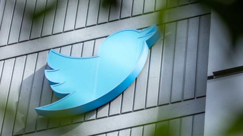 Логотип Twitter на штаб-квартире Twitter в Сан-Франциско, Калифорния, 28 октября 2022 г. (CONSTANZA HEVIA/AFP via Getty Images) | Epoch Times Россия