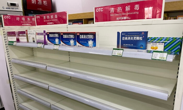 Почти пустая полка с лекарствами от простуды в аптеке на фоне последней вспышки COVID в Пекине, Китай, 15 декабря 2022 года. (Yuxuan Zhang/AFP via Getty Images)
 | Epoch Times Россия