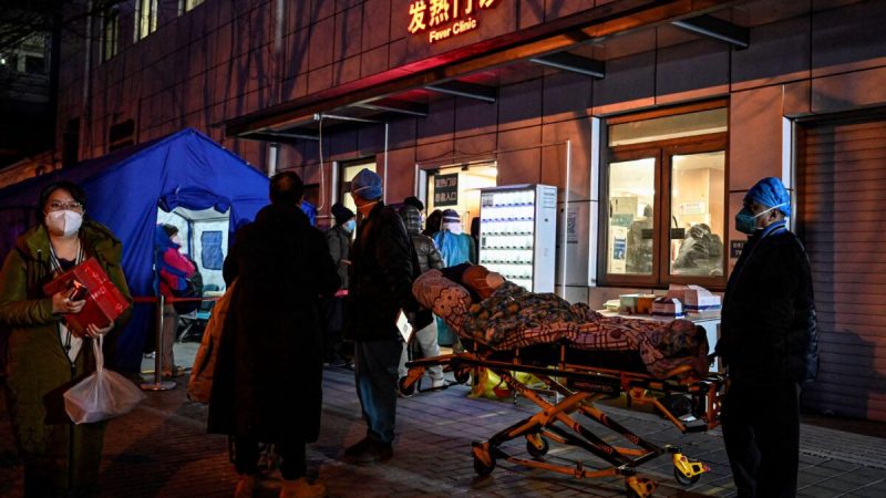 Скорая помощь доставляет пациента в инфекционную  клинику в Пекине, 21 декабря 2022 года.  (Jade Gao/AFP via Getty Images) | Epoch Times Россия
