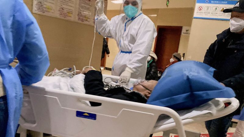 Осмотр пациента с COVID-19 перед госпитализацией в Народной больнице № 5 города Чунцин на юго-западе Китая 23 декабря 2022 года. (NOEL CELIS/AFP via Getty Images) | Epoch Times Россия