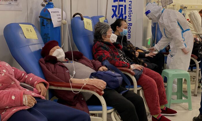 Пациенты с COVID-19 отдыхают во Второй дочерней больнице Чунцинского медицинского университета в городе Чунцин на юго-западе Китая 23 декабря 2022 года. (Noel Celis/AFP via Getty Images) | Epoch Times Россия