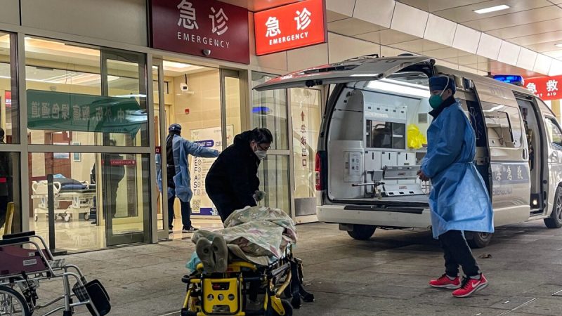 Эксперты прогнозируют эпидемию в Китае, предстоят три волны смертей от COVID