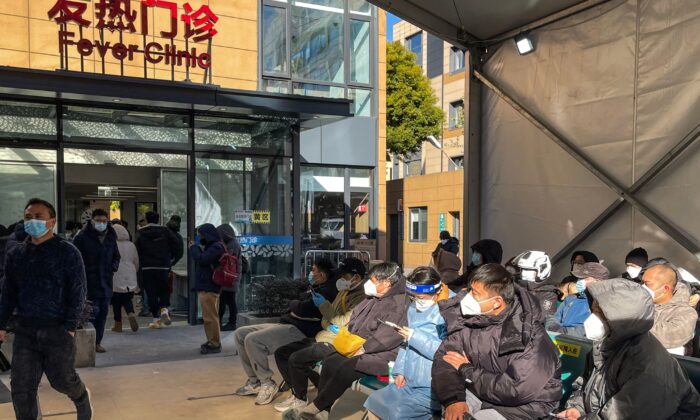 Люди ждут медицинской помощи у лихорадочной клиники в больнице Тонжэнь в районе Чаннин в Шанхае, 23 декабря 2022 года. (Hector Retamal/AFP via Getty Images)
 | Epoch Times Россия