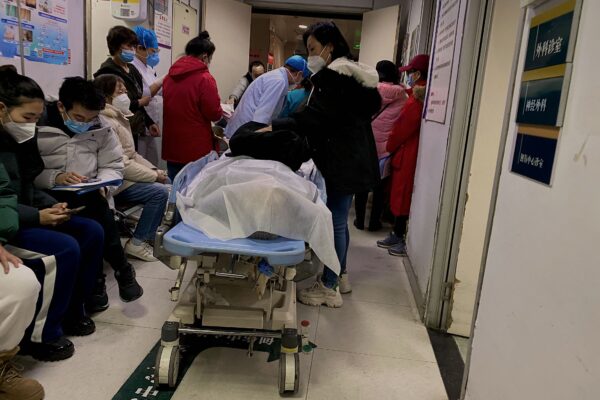 Мёртвый человек на каталке в центральной больнице в Тяньцзине, 28 декабря 2022 года. (Noel Celis/AFP via Getty Images)