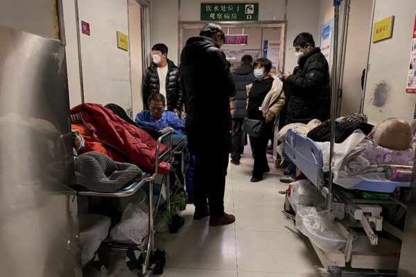 Пациенты с COVID-19 на каталках в больнице Первого центра Тяньцзиня в Тяньцзине, Китай, 28 декабря 2022 года. (Noel Celis/AFP via Getty Images)