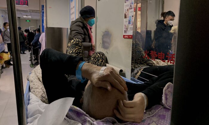 Пациент с COVID-19 на каталке в больнице Первого центра Тяньцзиня в Тяньцзине, Китай, 28 декабря 2022 года. (Noel Celis/AFP via Getty Images)
 | Epoch Times Россия